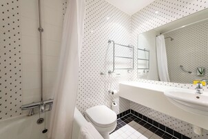 Ducha y bañera combinadas, secador de pelo y toallas