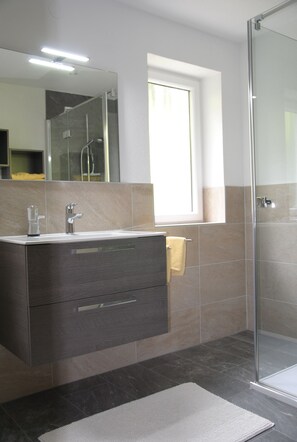 Dusche, Haartrockner, Handtücher