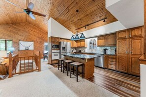 Geladeira, micro-ondas, fogão, cooktop
