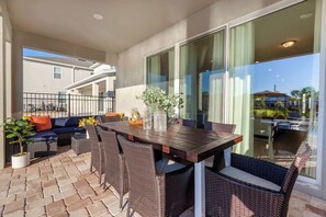 تناول الطعام بالخارج