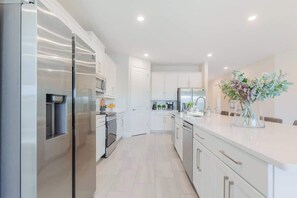 ثلاجة، ميكروويف، فرن، موقد طهي مسطح