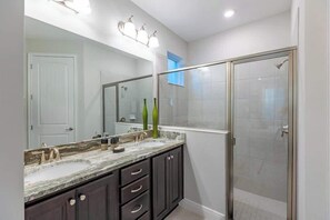 Bathtub, hair dryer, towels, shampoo - Magical 6BR @Encore next to Disney - 453 (Kissimmee)