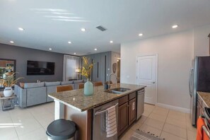 冷蔵庫、電子レンジ、オーブン、コンロ