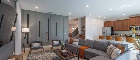 Una televisión, videojuegos, una oficina