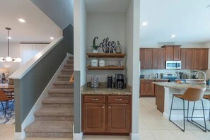 冷蔵庫、電子レンジ、オーブン、コンロ