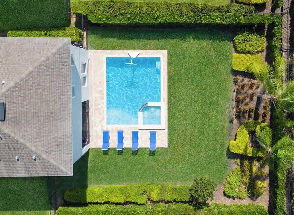 Una piscina cubierta