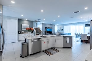 Geladeira, micro-ondas, fogão, cooktop
