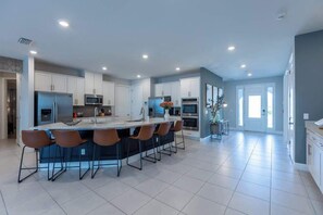 Fridge, microwave, oven, stovetop - Gorgeous 11BR at Encore Resort Next to Disney - 344S (Kissimmee)