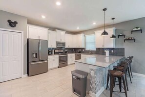 雪櫃、微波爐、焗爐、爐具