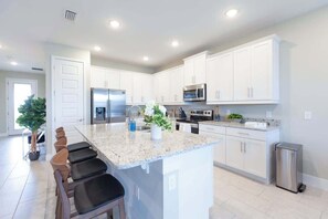 冰箱、微波炉、烤箱、炉灶