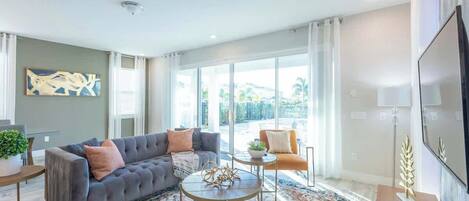 Una televisión, videojuegos, una oficina