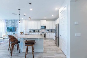 Fridge, microwave, oven, stovetop - Amazing 6BR at Encore Resort Next To Disney - 7771 (Kissimmee)
