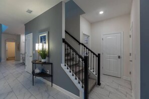 المنشأة من الداخل