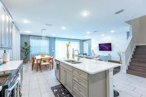 冷蔵庫、電子レンジ、オーブン、コンロ