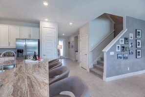 ثلاجة، ميكروويف، موقد طهي مسطح، غسالة أطباق