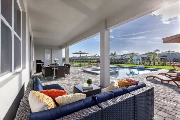 تناول الطعام بالخارج