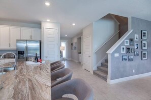 Kühlschrank, Mikrowelle, Herdplatte, Geschirrspüler