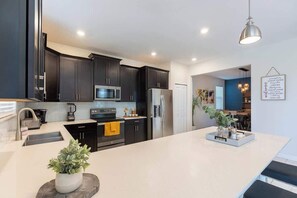 冰箱、微波炉、烤箱、炉灶