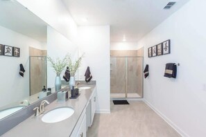 Baignoire, sèche-cheveux, serviettes fournies, shampoing