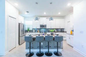 ثلاجة، ميكروويف، فرن، موقد طهي مسطح