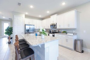 ثلاجة، ميكروويف، فرن، موقد طهي مسطح