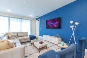 Televisión, consola de videojuegos, futbolito y oficina 