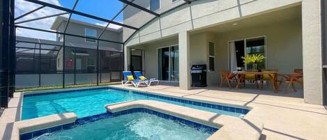 Utomhuspool och uppvärmd pool