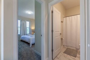 6 habitaciones, tabla de planchar con plancha, cuna de viaje y wifi 