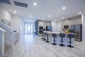 Kühlschrank, Mikrowelle, Herdplatte, Geschirrspüler