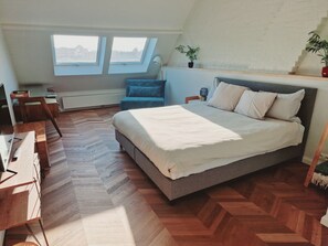 Rom – grand | 1 soverom, individuelt dekorert, individuelt innredet og skrivebord