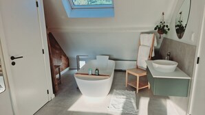 Rom – grand | Bad | Hårføner, håndklær, såpe og sjampo