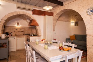 Dining - Historic drystone hut with corbeled roof and traditional loft in city centre (Alberobello)