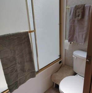 Håndklær, såpe og toalettpapir