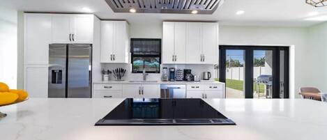 Frigorífico, microondas, horno y placa de cocina