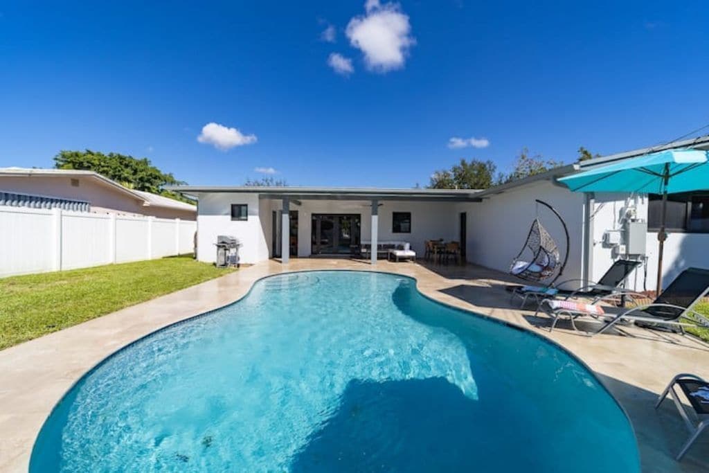 Luxury Pool Villa- 15 Mins to Hollywood Beach!