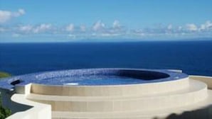 A circular hot tub with a clear view of the ocean in the background. - Maison de La Mer (Castries)