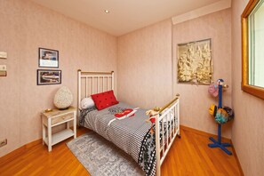 3 chambres, fer et planche à repasser, accès au Wi-Fi (inclus)