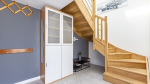 Una escalera con escalones y barandilla de madera que lleva a un piso superior.