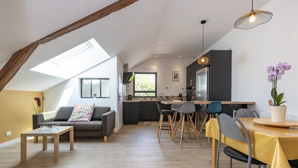 Un loft moderno con comedor, cocina y sala de estar.