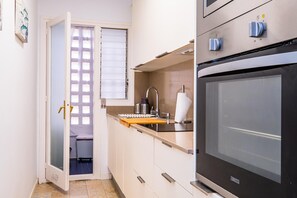 Microwave, oven, dishwasher, coffee/tea maker