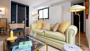 Ein modernes Wohnzimmer mit einer Couch, einem Couchtisch und Lampen.