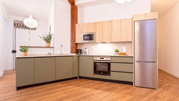 Frigorífico, microondas, horno y lavavajillas