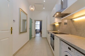 Kühlschrank, Ofen, Geschirrspüler, Wasserkocher mit Kaffee-/Teezubehör