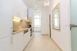 Kühlschrank, Ofen, Geschirrspüler, Wasserkocher mit Kaffee-/Teezubehör