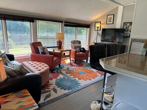 智能电视、壁炉、书