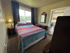 3 bedrooms, desk, iron/ironing board, travel crib
