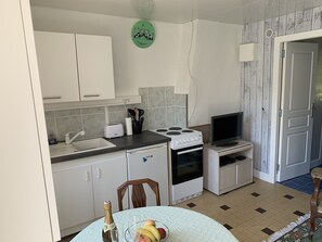 Kjøleskap og mikrobølgeovn