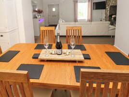 Cottage | Dining