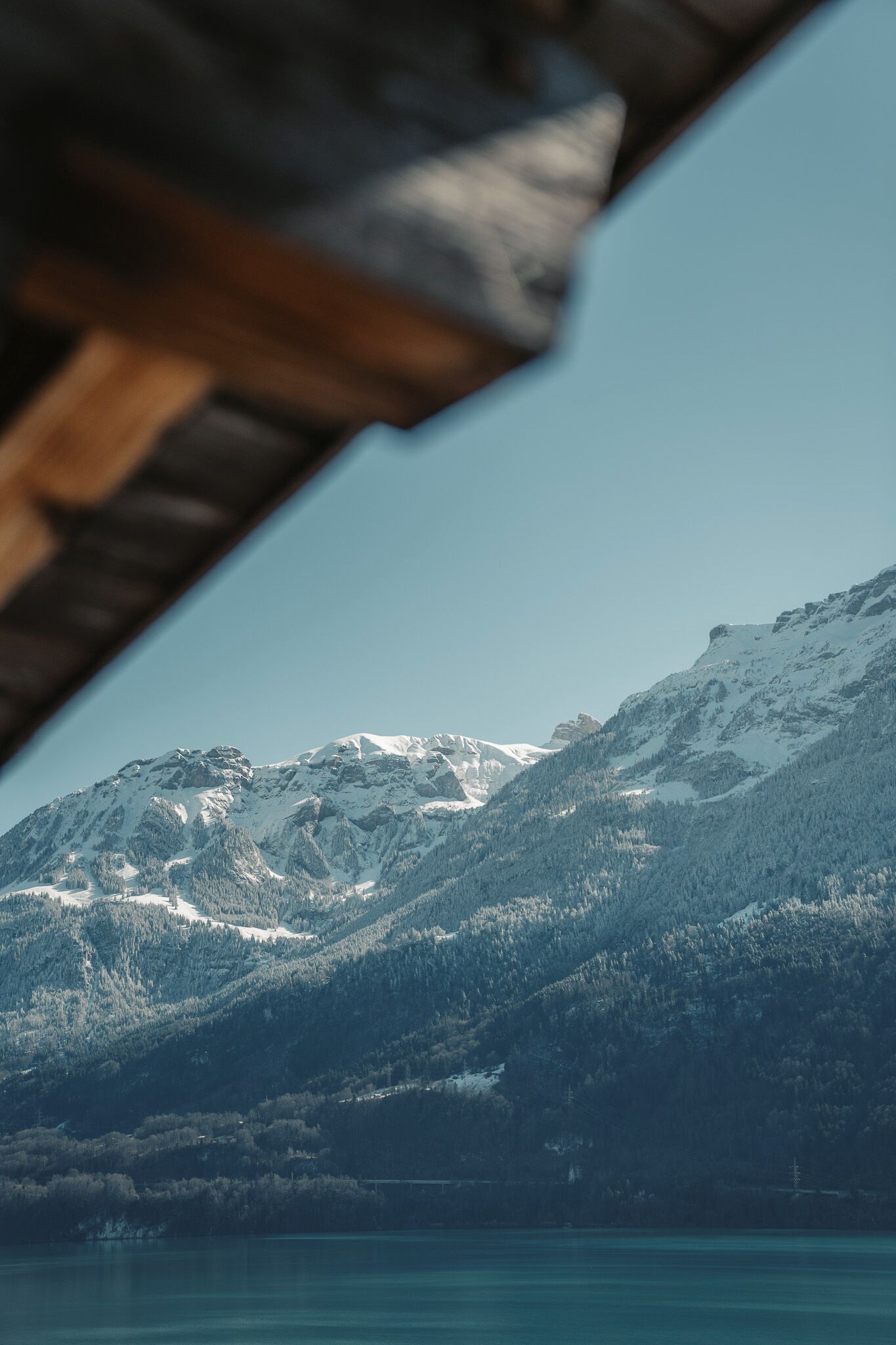 Eine Berglandschaft mit schneebedeckten Gipfeln und blauem Himmel.