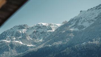 Eine Berglandschaft mit schneebedeckten Gipfeln und blauem Himmel.